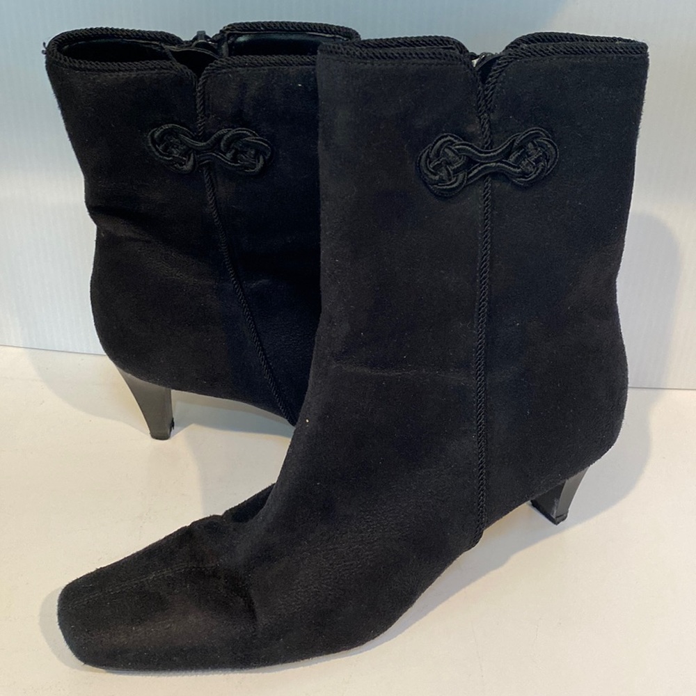 Short boots, faux suede